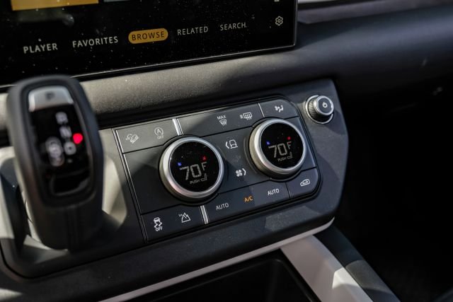 2025 Land Rover Defender X-Dynamic SE - Photo 36