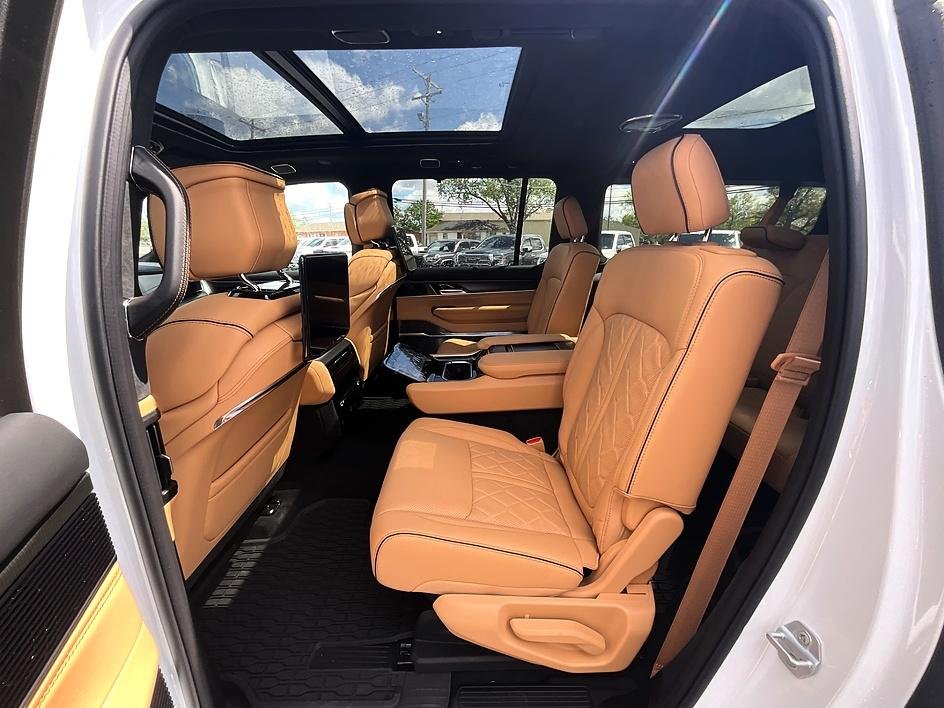 New 2026 Bright White Clear-Coat Exterior Paint Jeep Summit Reserve image 29