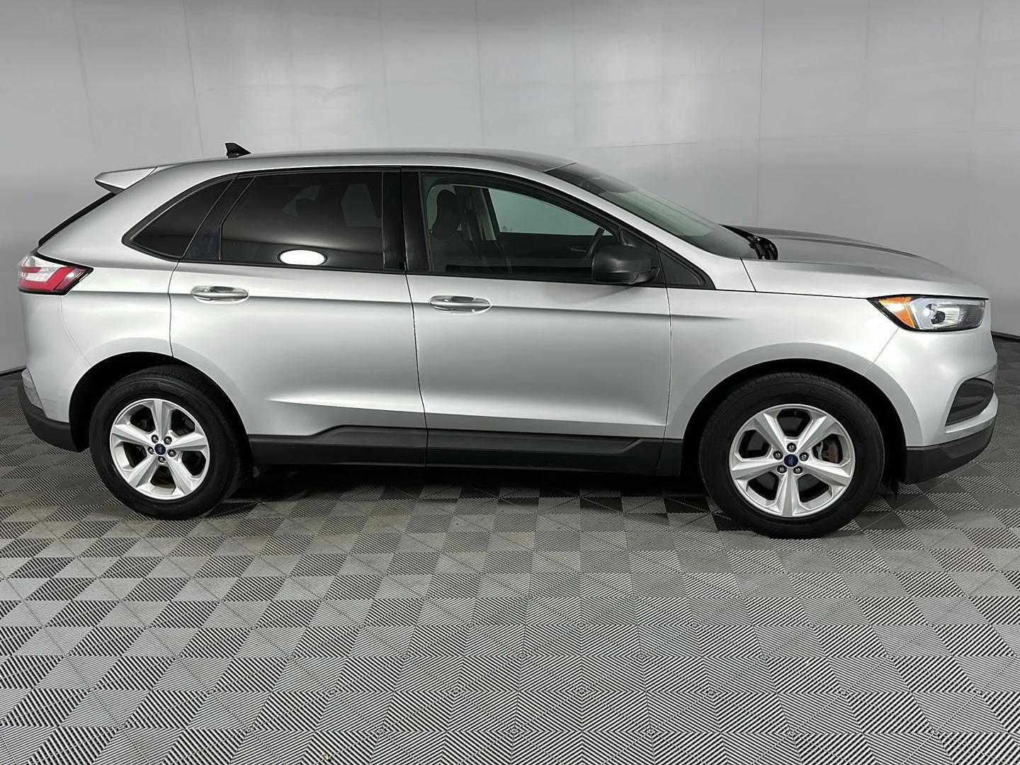 Used 2019 Ingot Silver Ford SE image 4
