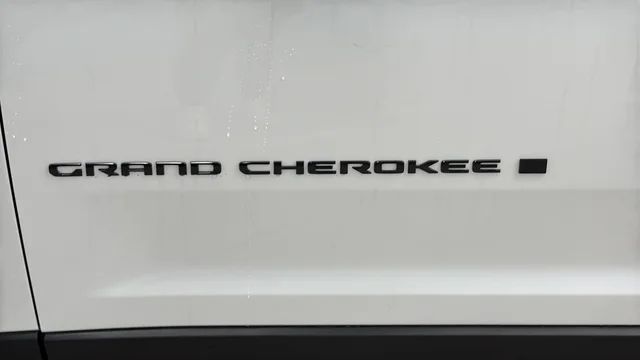 New 2026 Bright White Clear-Coat Exterior Paint Jeep Altitude image 39