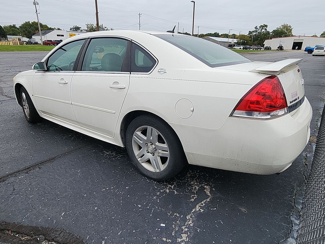 Used 2009 White Chevrolet LT image 3