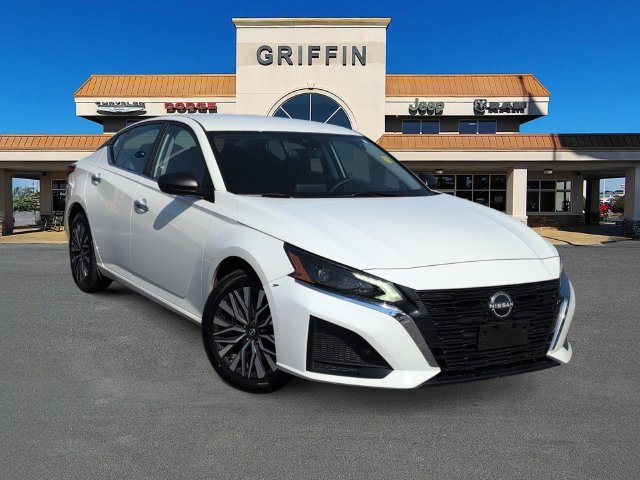 Used 2025 White Nissan 2.5 SV image 2