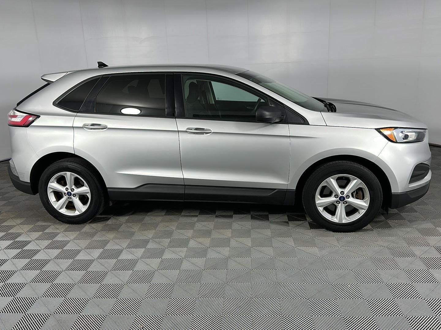 Used 2019 Ingot Silver Ford SE image 4