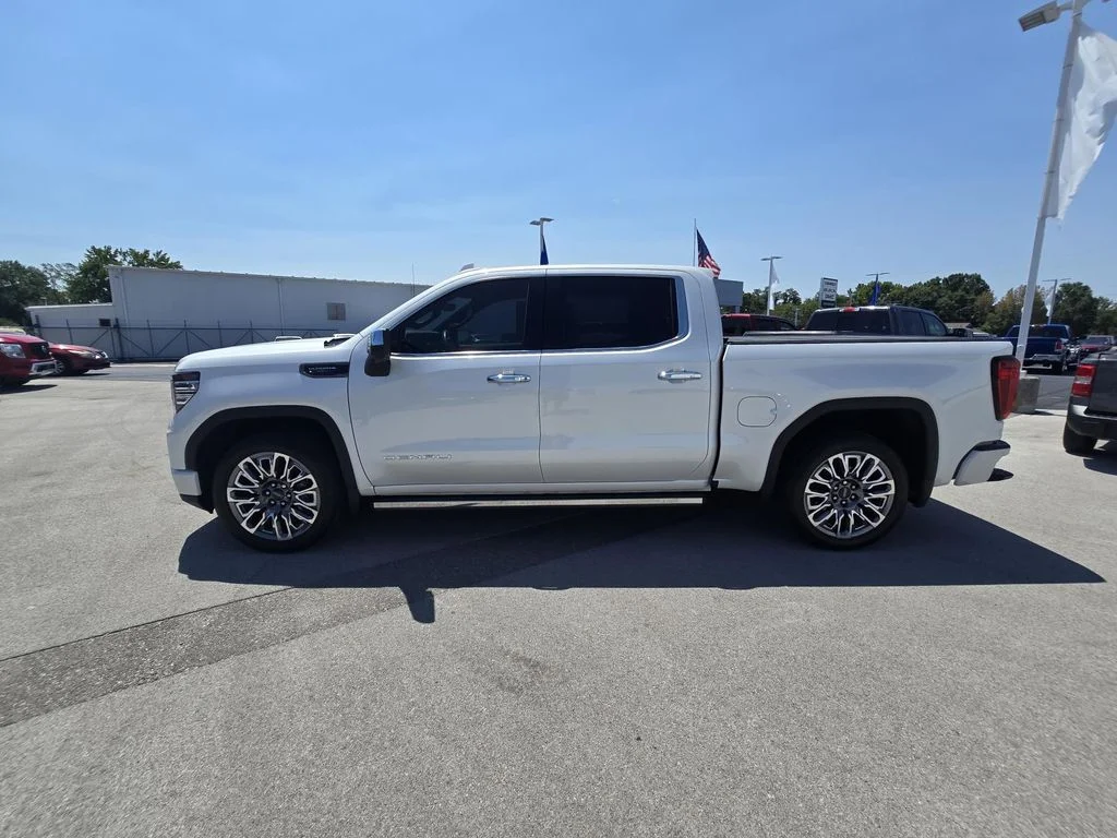 Used 2025 White Frost Tricoat GMC Denali Ultimate image 4