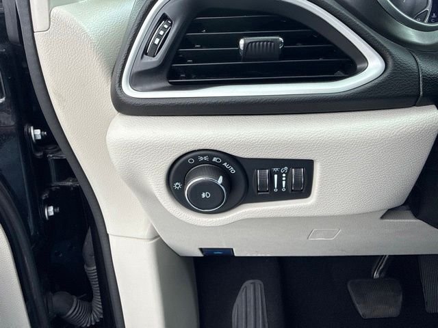 Used 2024 Black Chrysler Touring L image 27