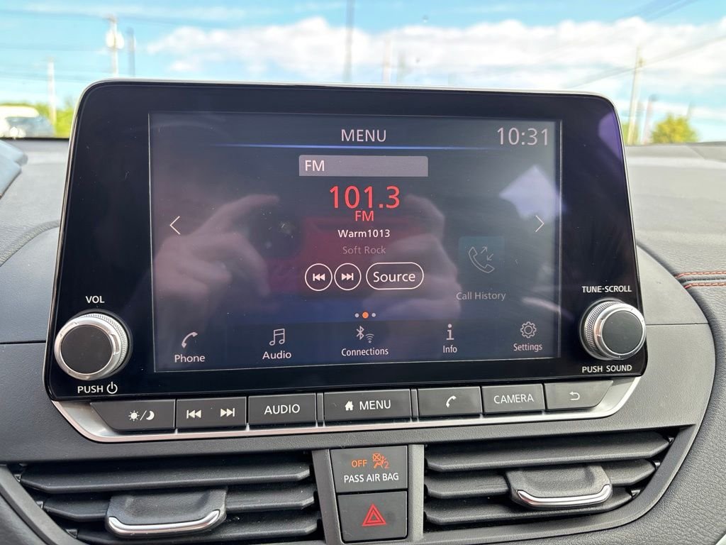 Used 2019 White Nissan 2.5 SR image 25