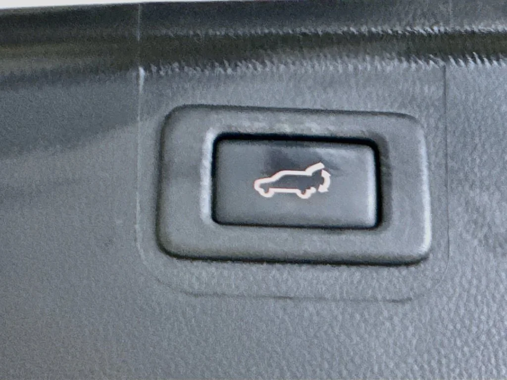 Used 2018 White Subaru 2.5i image 33