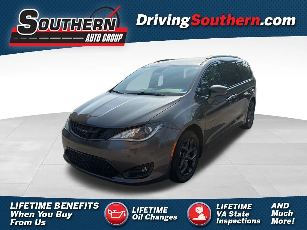 2019 Chrysler Pacifica Touring L's photo