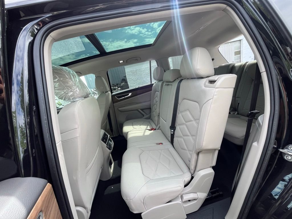 New 2026 Black Volkswagen 2.0T SE w/Technology image 22