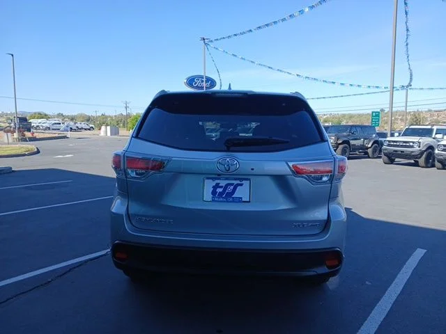 Used 2015 Silver Toyota XLE V6 image 4