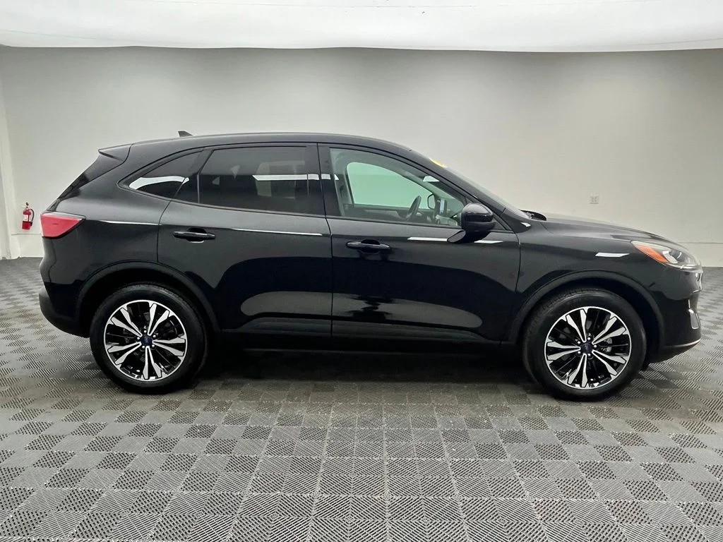 Used 2022 Black Ford SE image 7