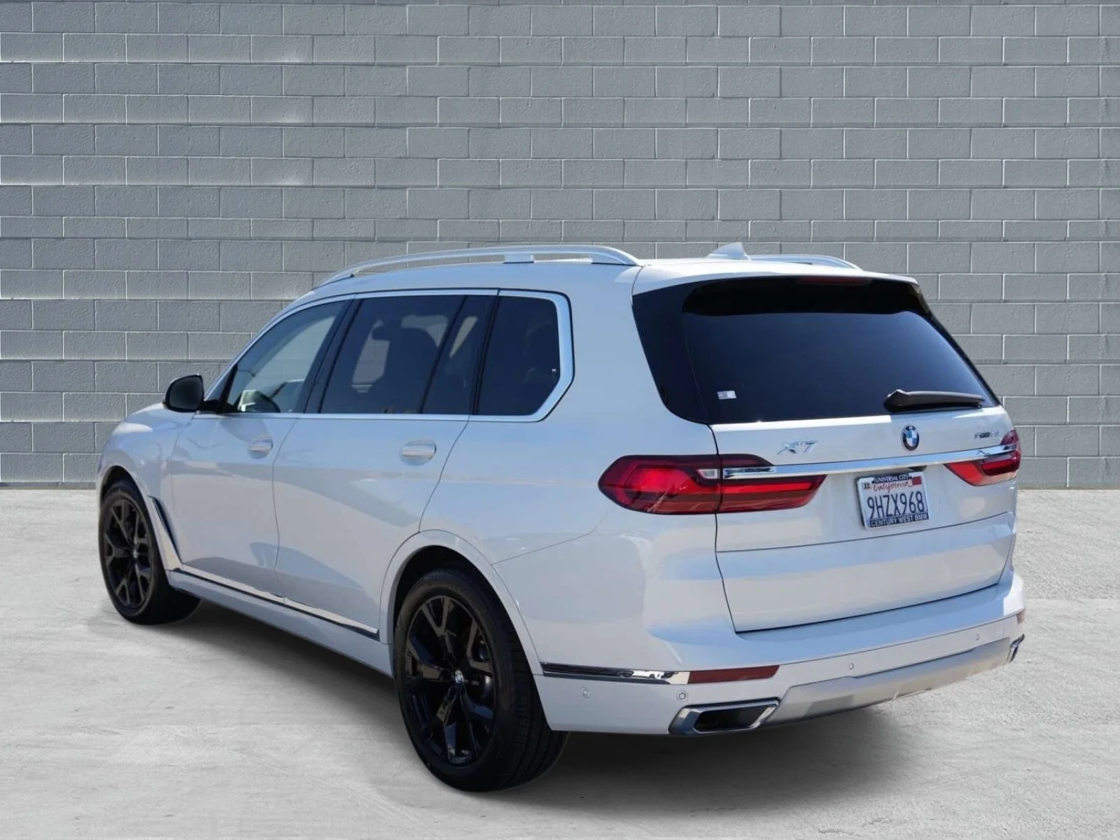 Used 2022 Mineral White Metallic BMW xDrive40i Sports Activity Vehicle image 3
