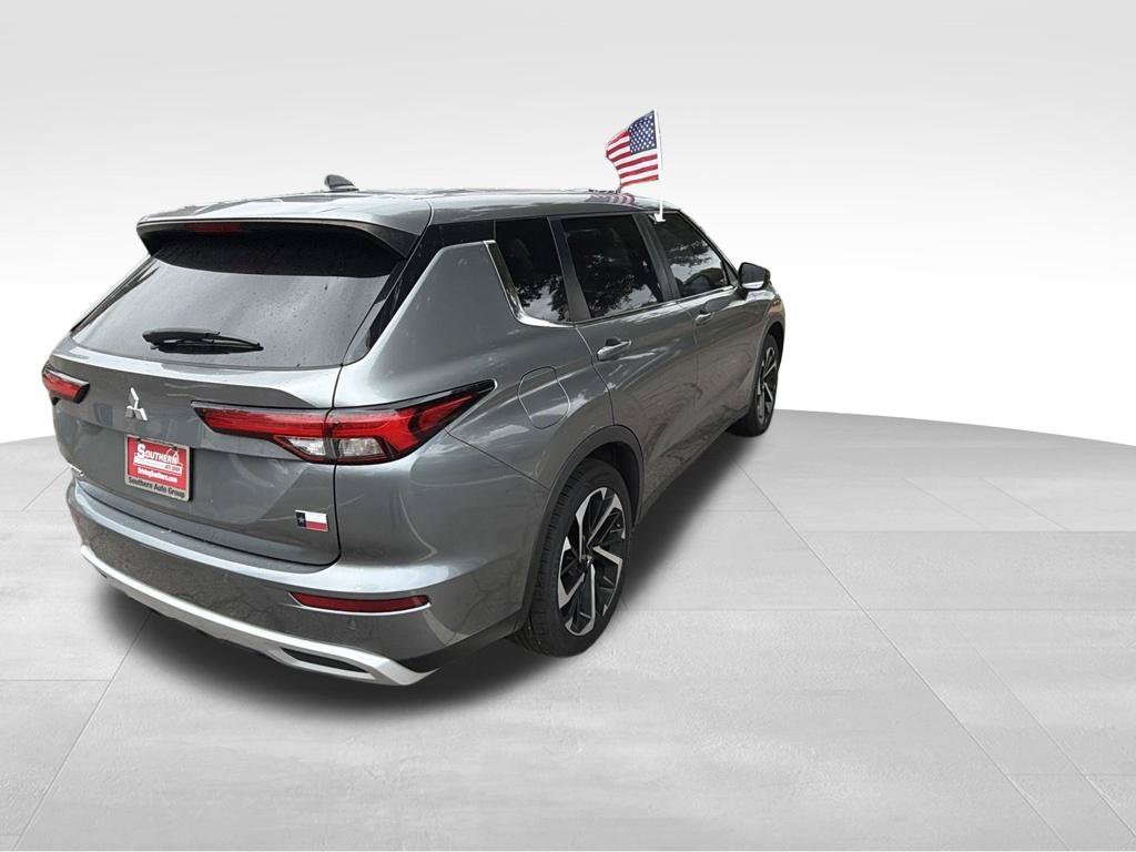 Used 2023 Silver Mitsubishi SE image 6