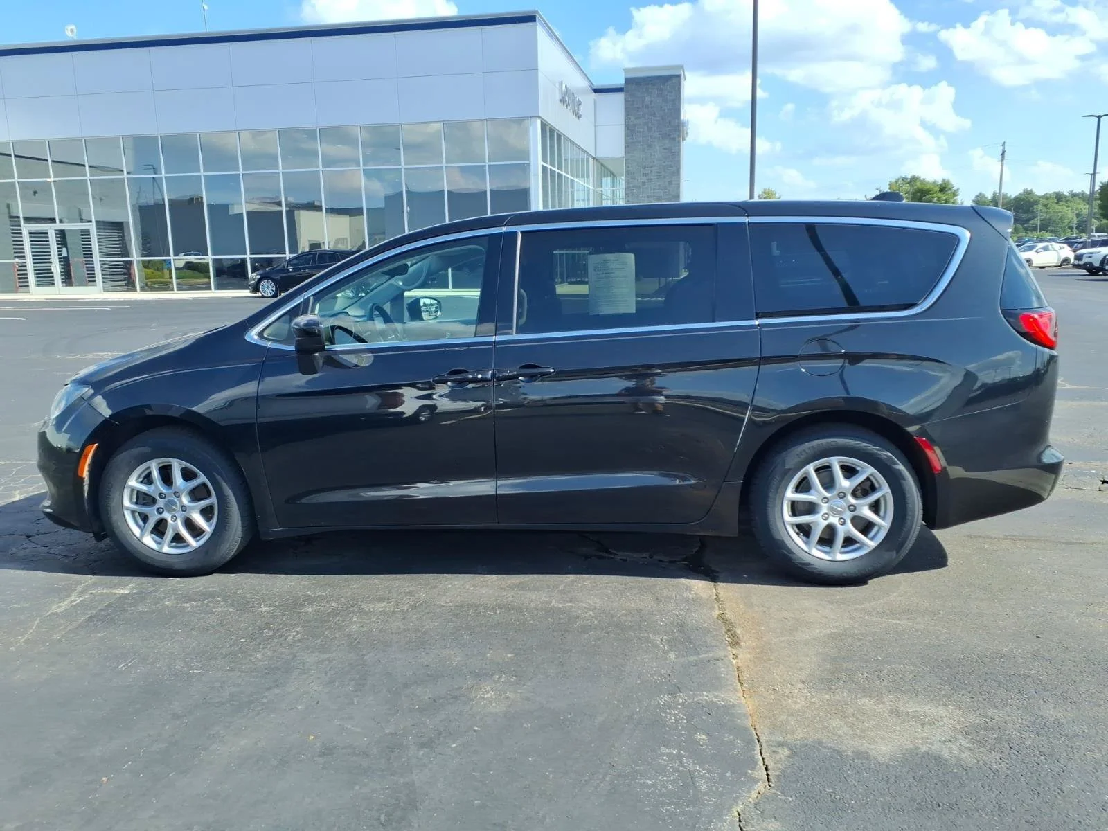 Used 2017 Brilliant Black Crystal Pearlcoat Chrysler Touring image 4