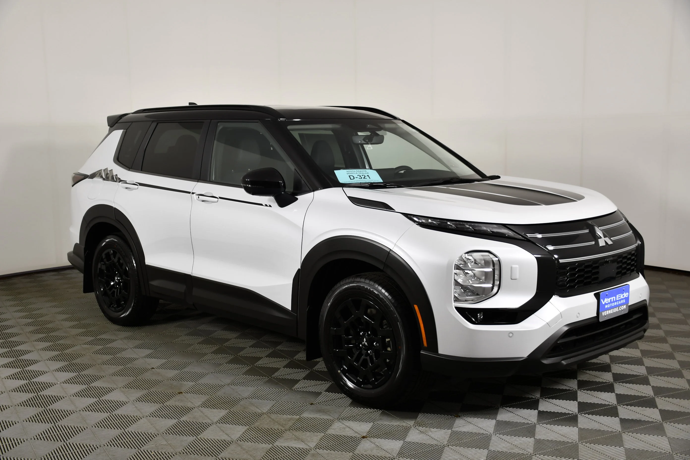 New 2026 White Diamond/Black Roof Mitsubishi Trail Edition image 4