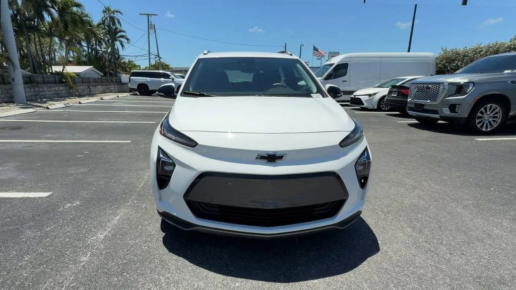 Used 2023 Summit White Chevrolet LT image 3