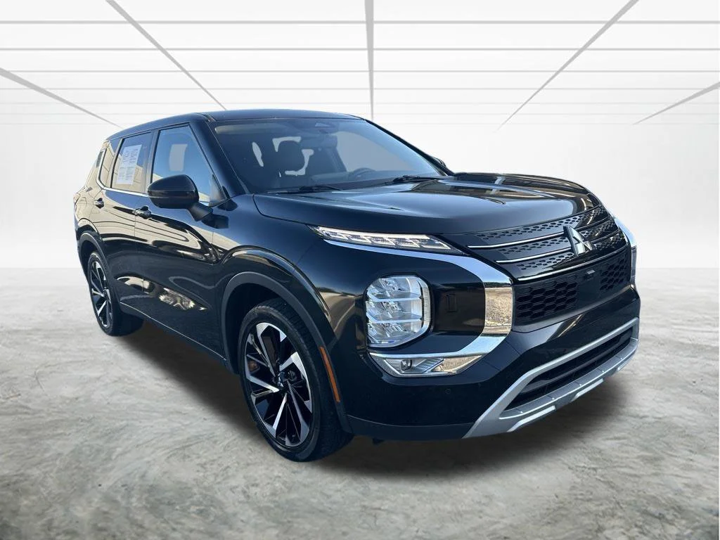 Used 2023 Black Mitsubishi SE image 2