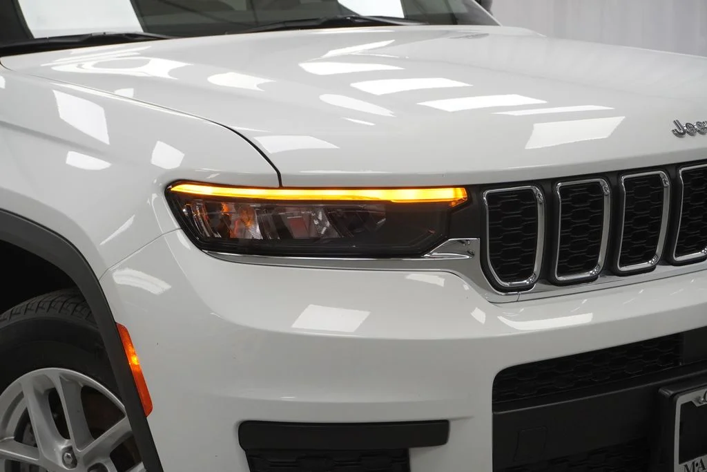 Used 2023 White/off-white Jeep Laredo image 6