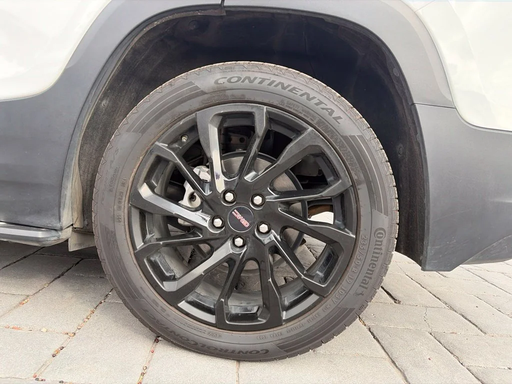 Used 2023 SUMMIT WHITE GMC SLE image 18
