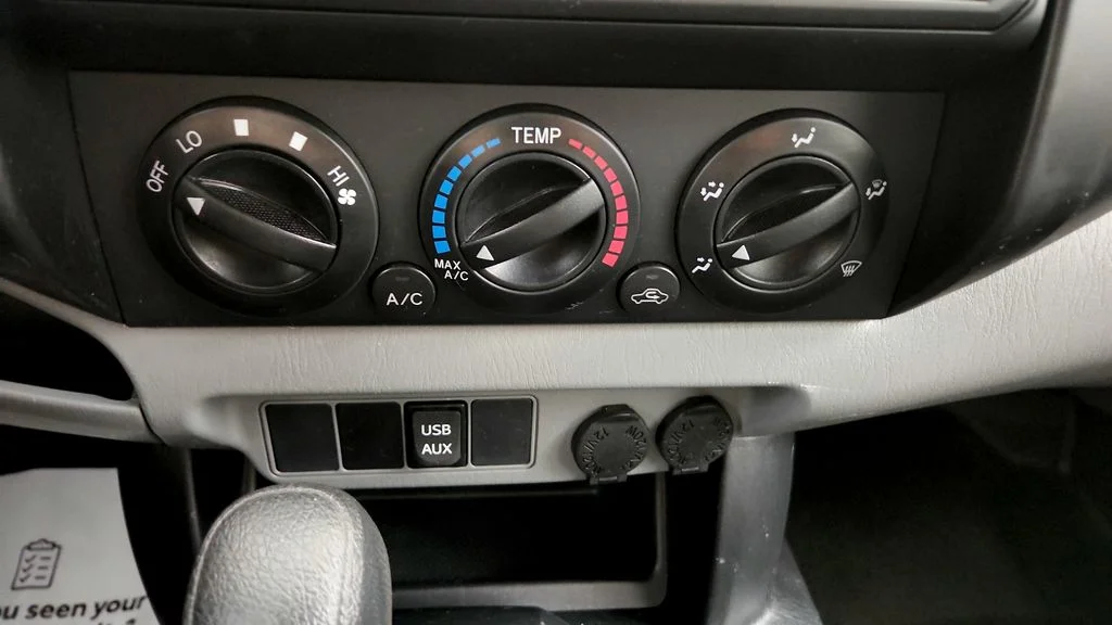 Used 2014 White Toyota Base image 26