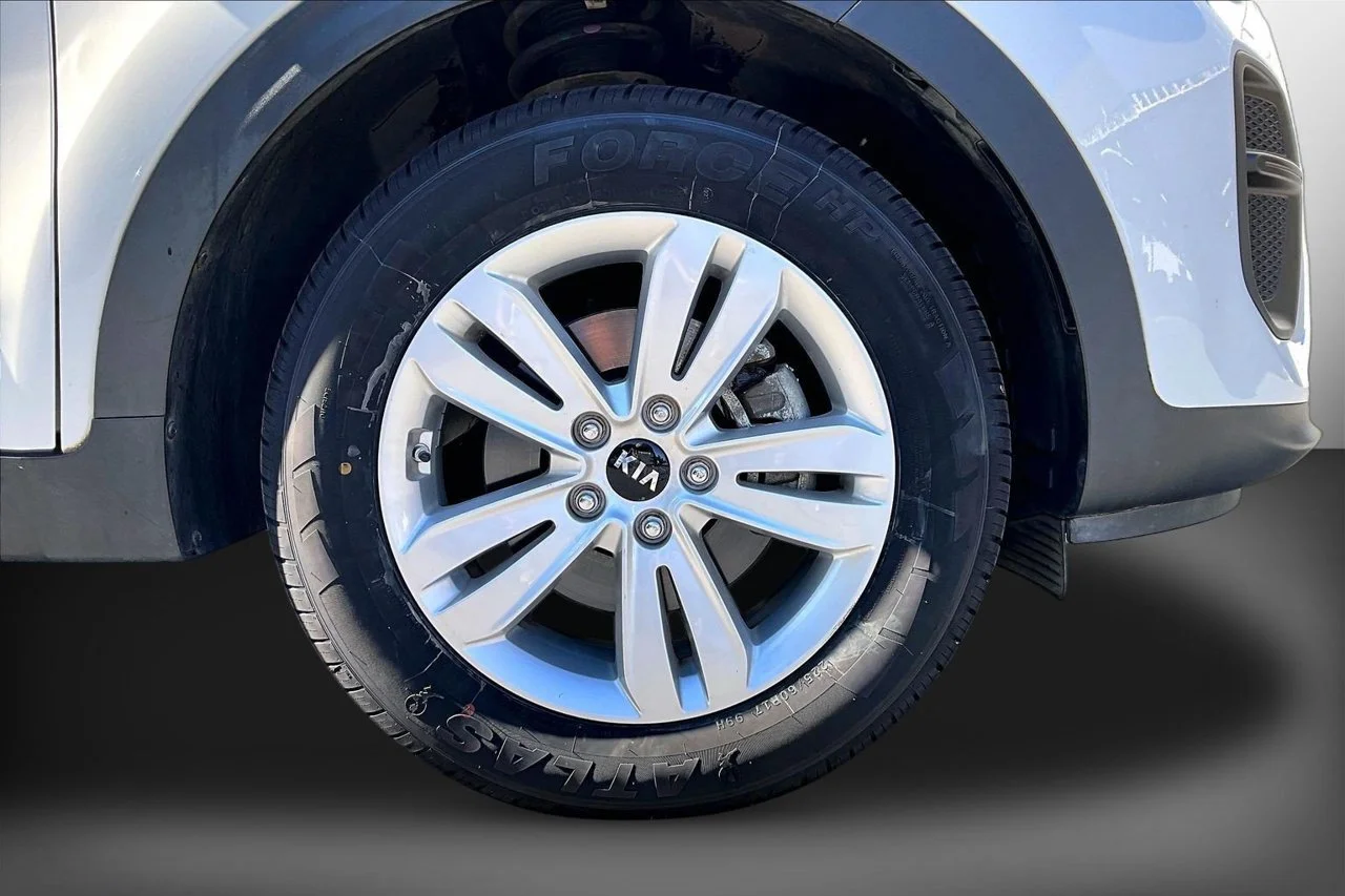Used 2017 White Kia LX image 32