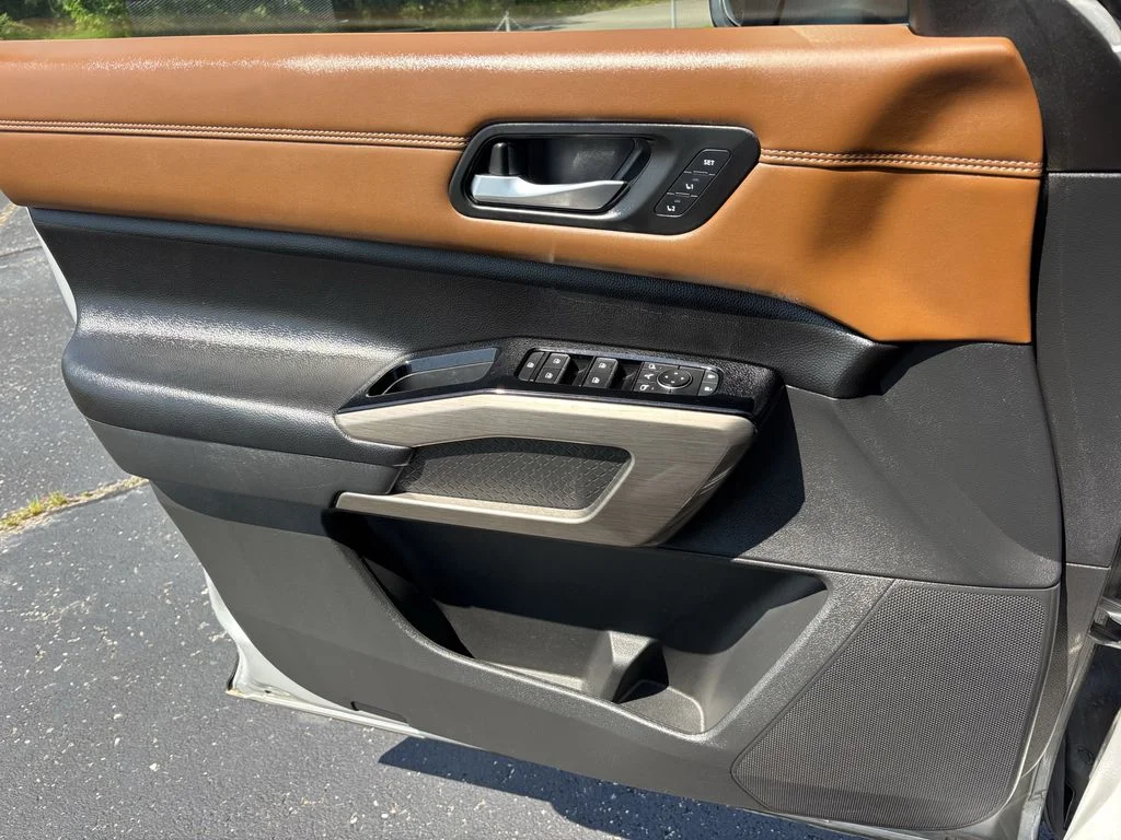 Used 2023 Silver Nissan Platinum image 13