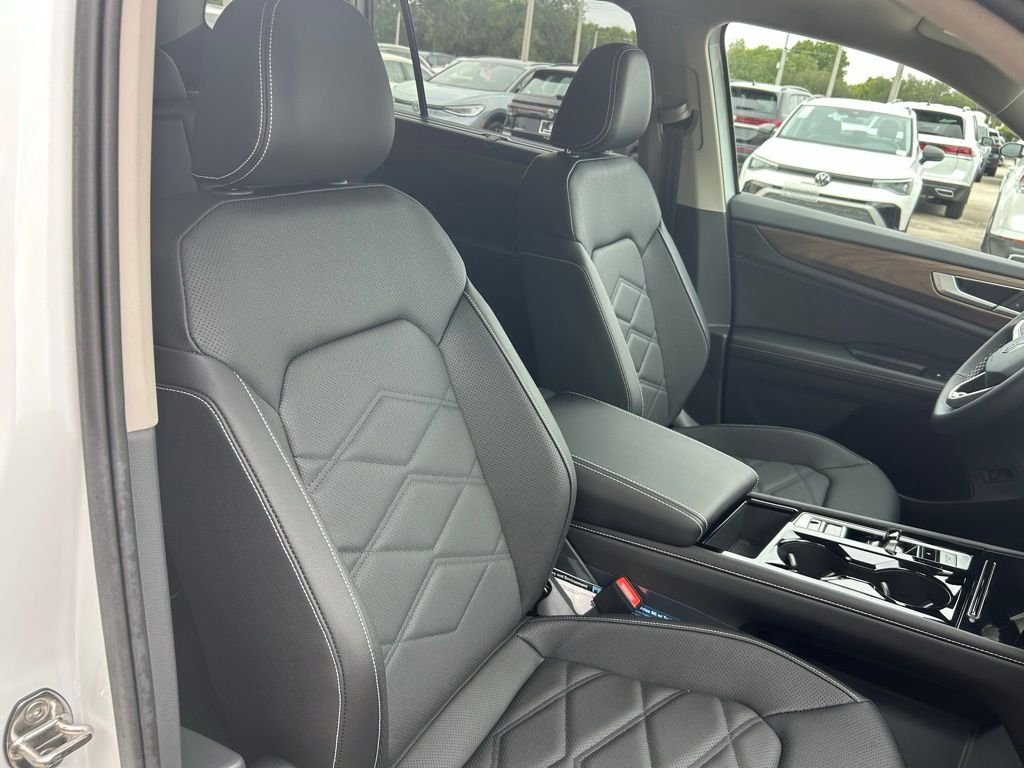 New 2026 White/off-white Volkswagen SE w/Technology image 32