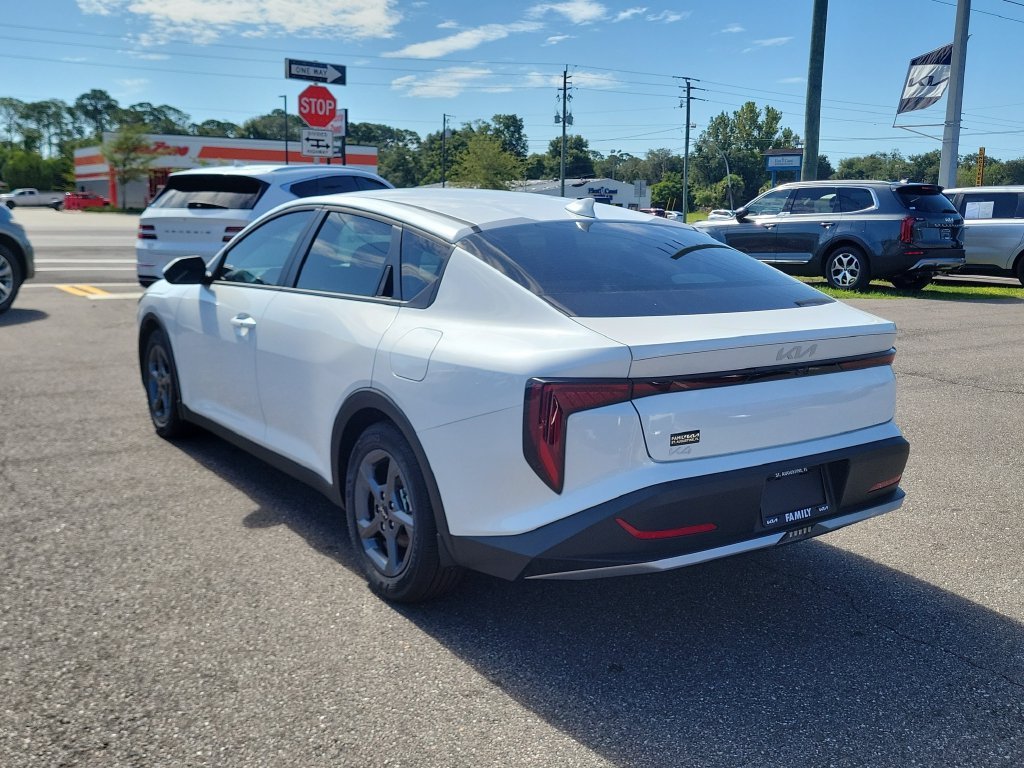New 2026 Snow White Pearl Kia LXS image 4
