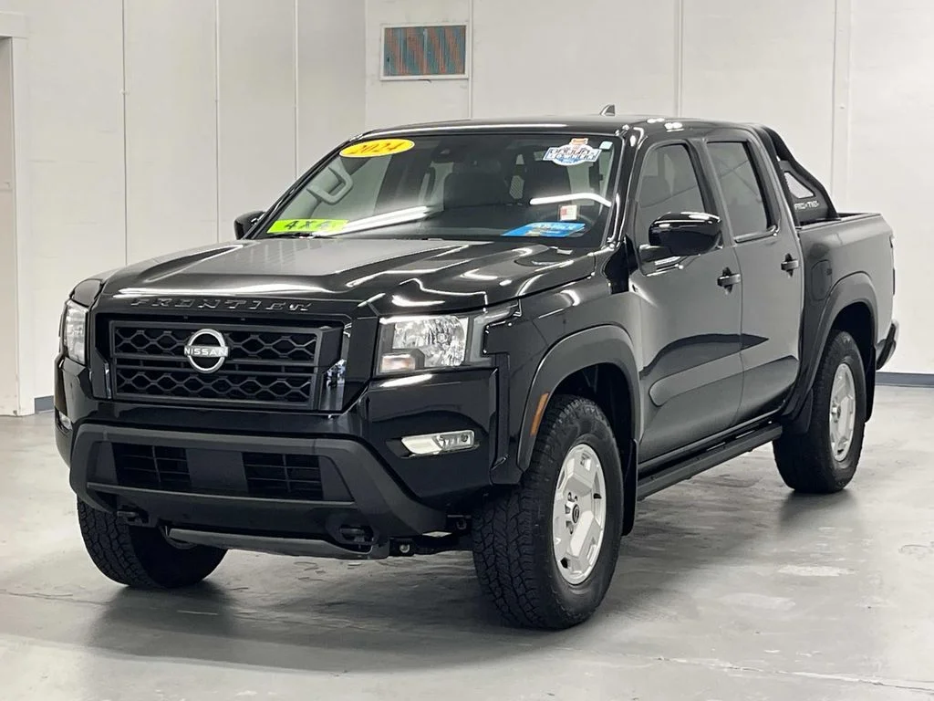 Used 2024 Super Black Nissan SV Crew Cab Hardbody Package image 4