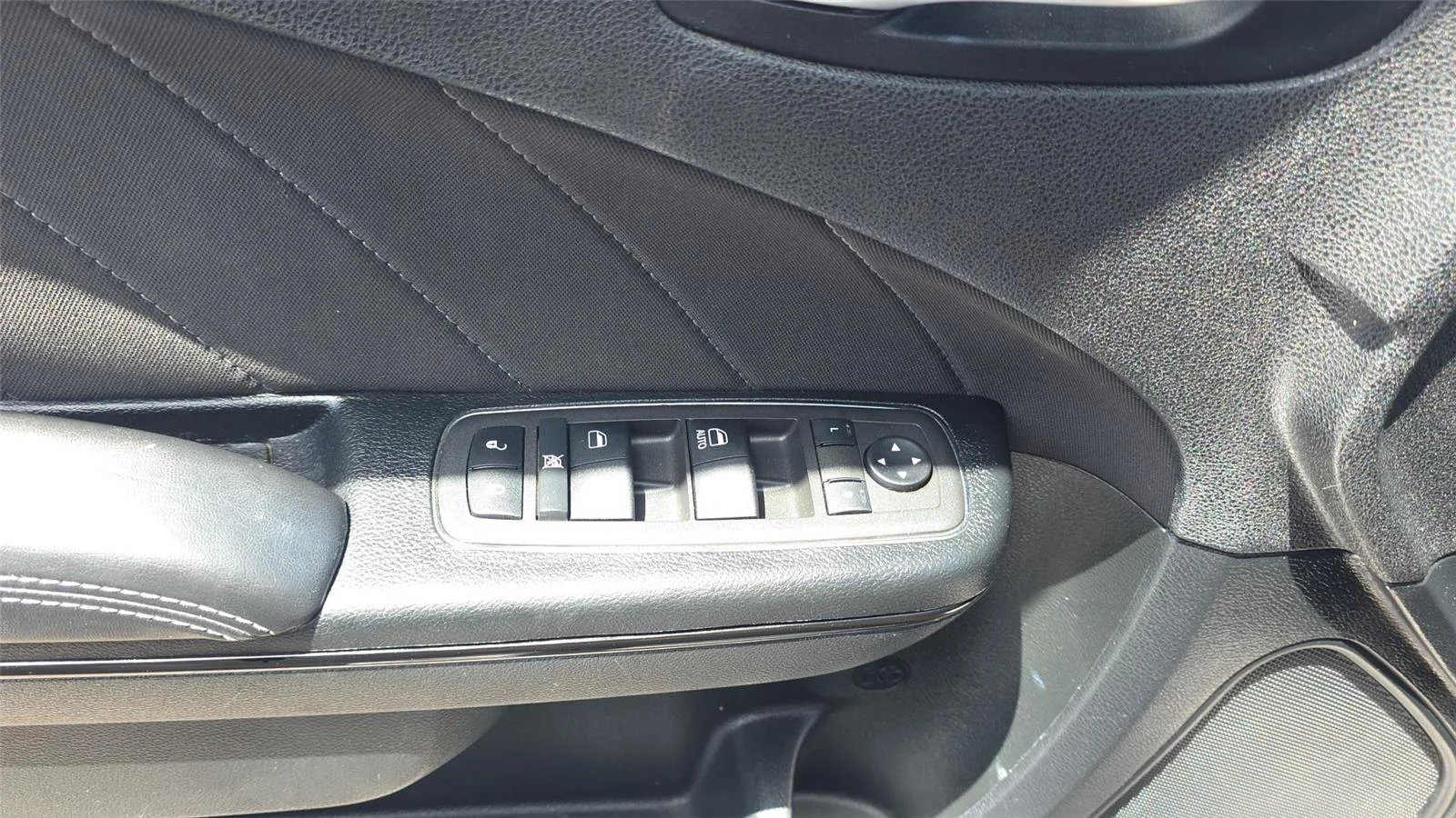 Used 2022 Granite Pearlcoat Dodge SXT image 13