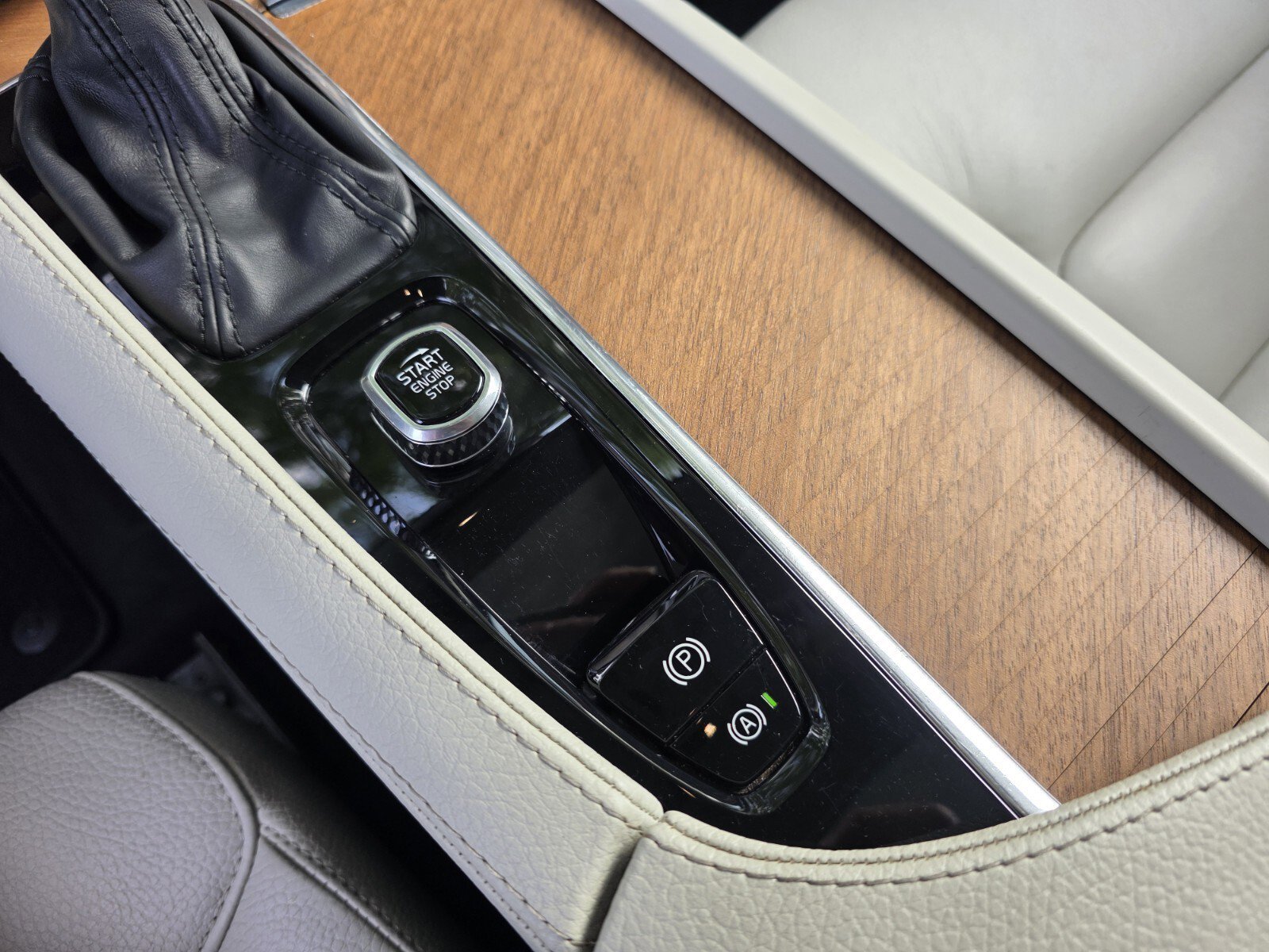 Used 2022 Denim Blue Metallic Volvo Momentum image 23