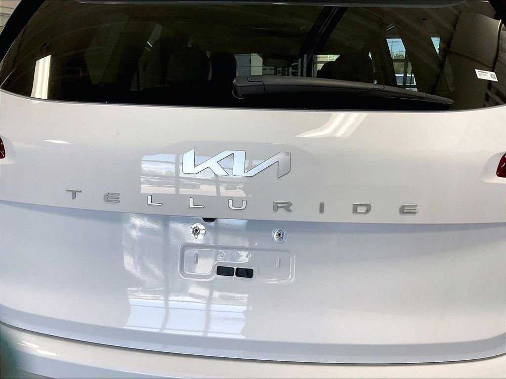 Used 2023 White Kia S image 29