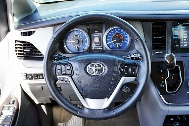 Used 2015 White Toyota XLE image 20