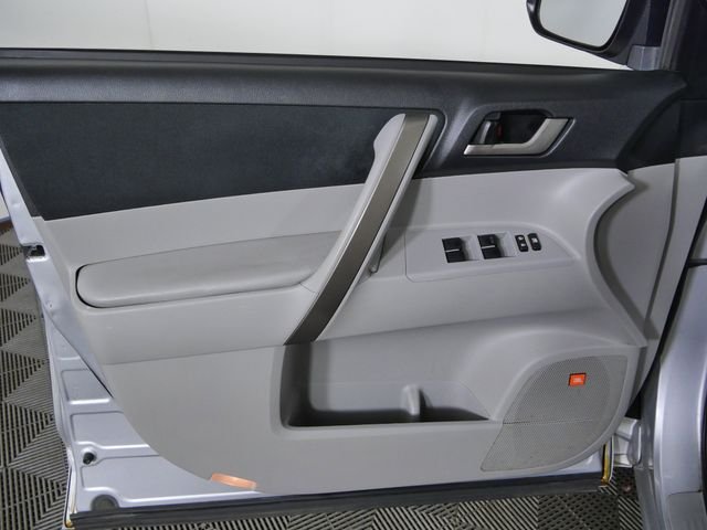 Used 2009 Silver Toyota Sport image 18
