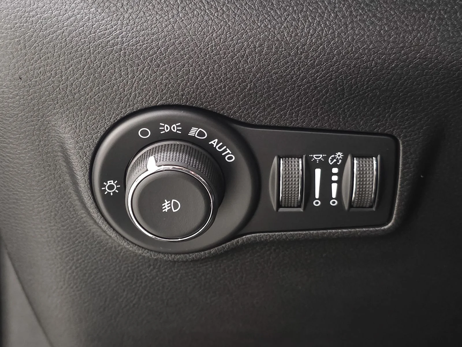 New 2026 Diamond Black Crystal Pearl-Coat Exterior Paint Jeep Latitude image 25