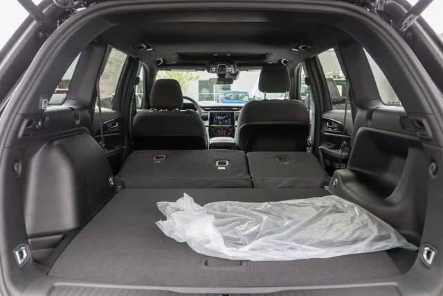 New 2026 Diamond Black Crystal Pearl-Coat Exterior Paint Jeep Laredo X image 9