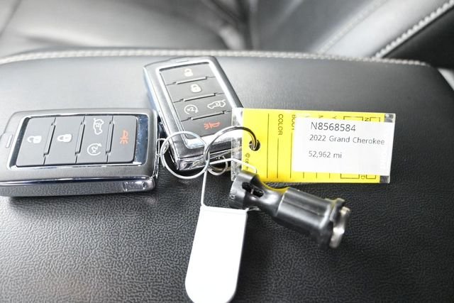 Used 2022 Gray Jeep Limited image 9