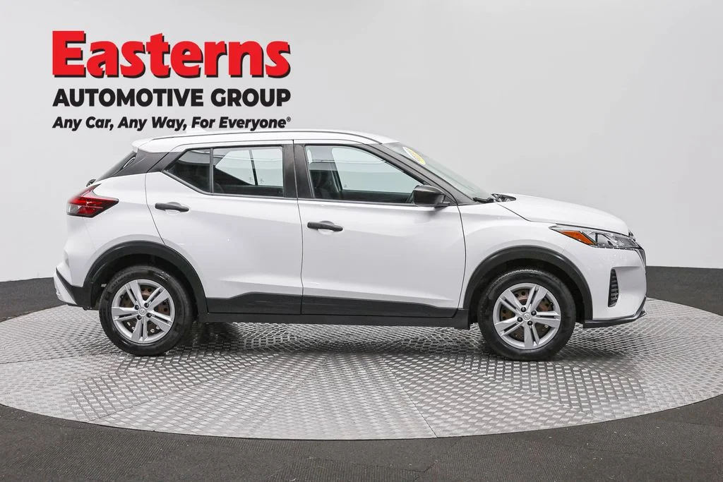 Used 2022 White Nissan S image 4