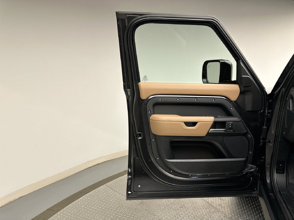New 2026 Carpathian Grey Prem Met Land Rover X-Dynamic SE image 9