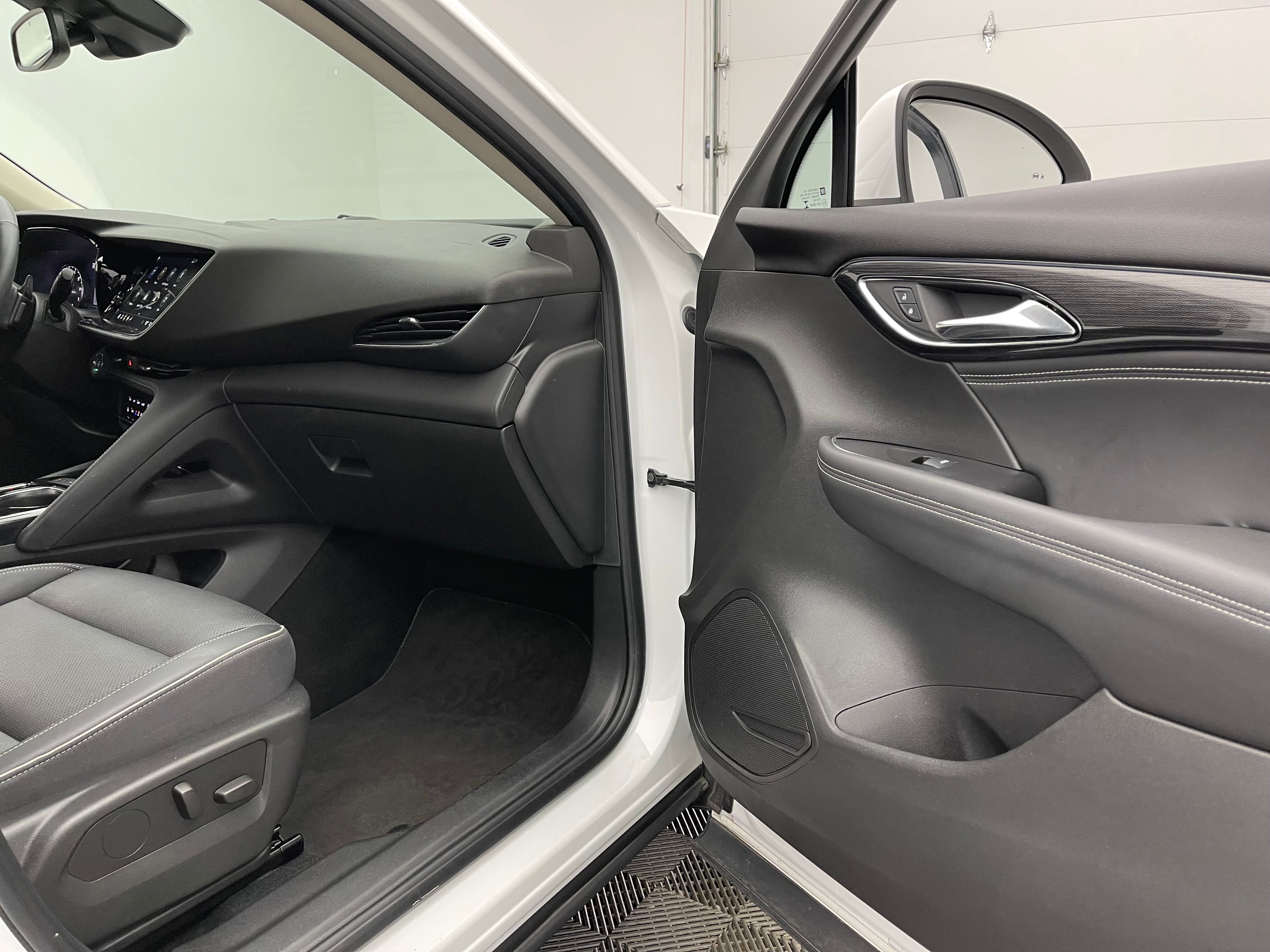 Used 2023 Summit White Buick Essence image 31