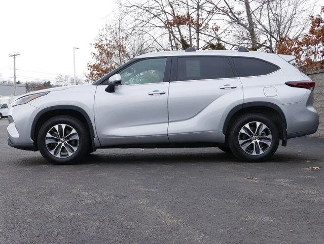 Used 2024  Toyota  image 3