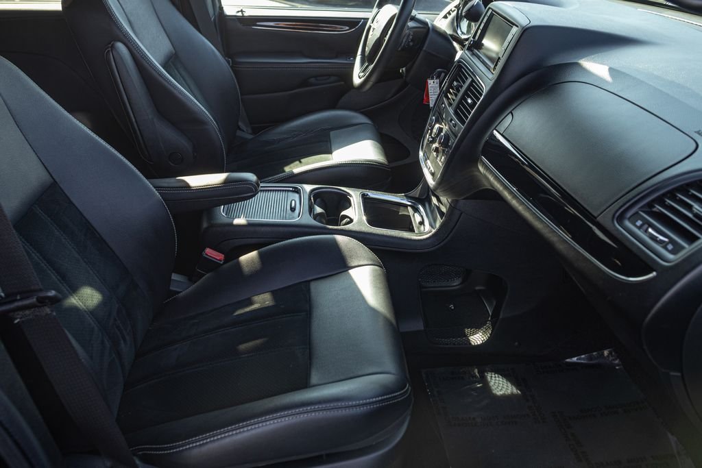 Used 2017 Black Dodge SXT image 32