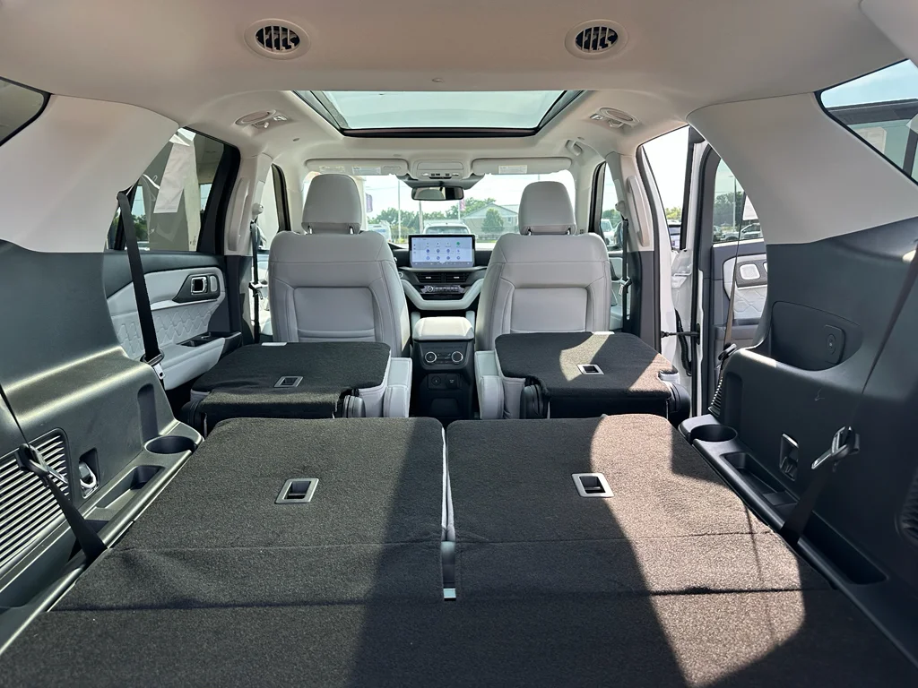New 2026 Star White Met Tri-Coat Ford Platinum image 6