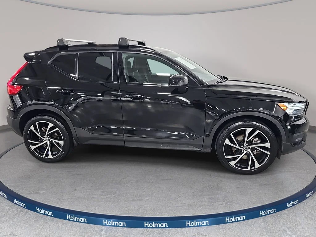 Used 2021 Black Volvo R-Design image 5