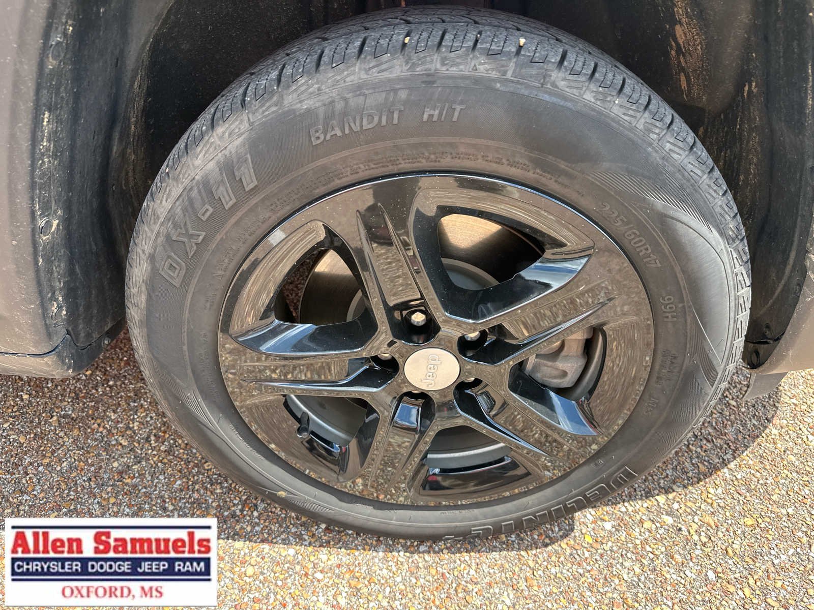 Used 2024 Sting-Gray Clearcoat Jeep Latitude image 46