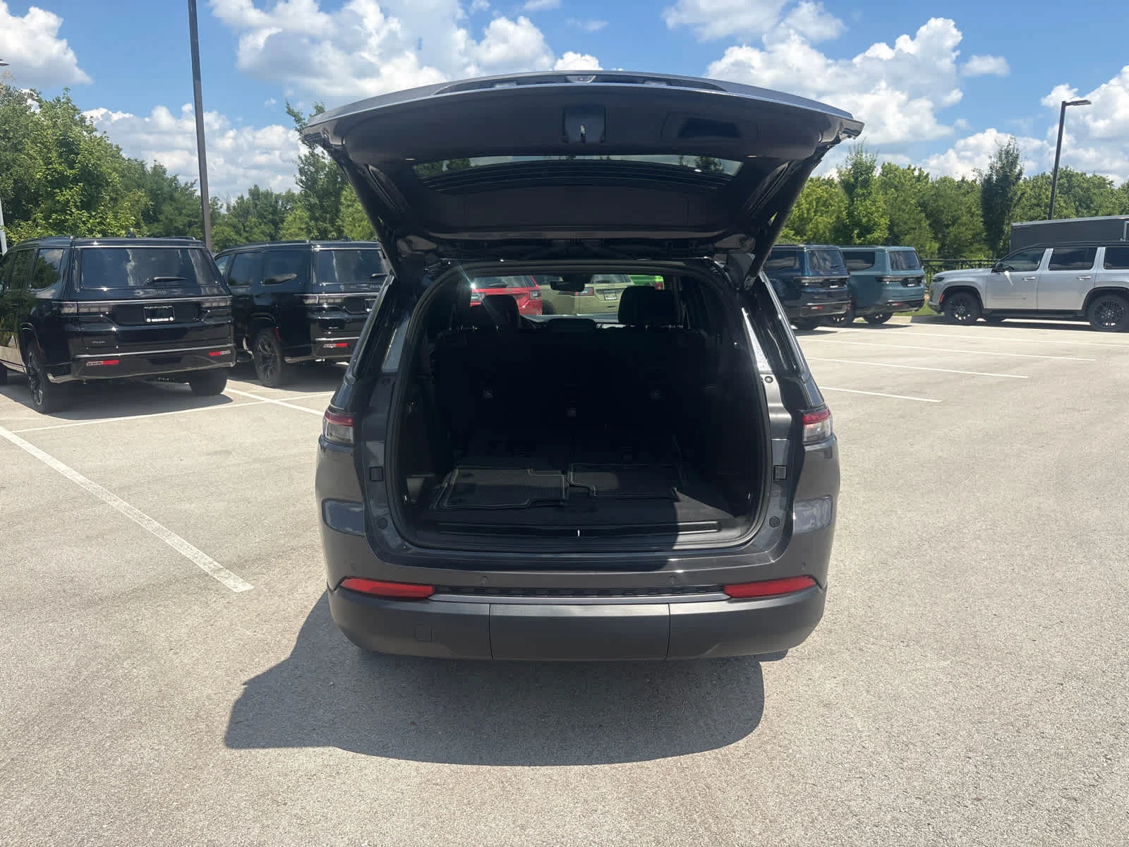 New 2026 Baltic Gray Metallic Clear-Coat Exterior Paint Jeep Laredo Altitude image 12