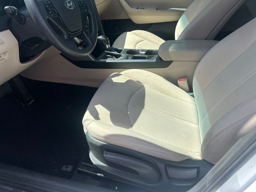 Used 2016 White Hyundai SE image 3