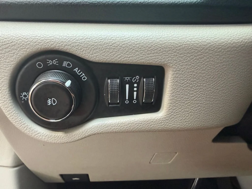 Used 2022 White Chrysler Touring L image 21