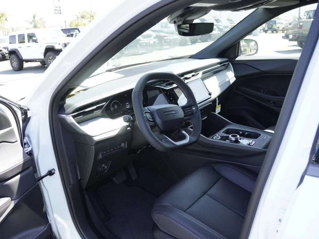 New 2026 Bright White Clear-Coat Exterior Paint Jeep Limited image 19