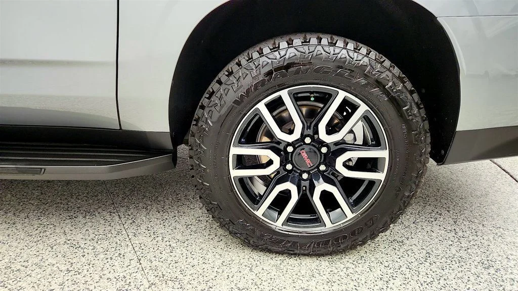 Used 2024 Sterling Metallic GMC 4WD 4dr AT4 image 9